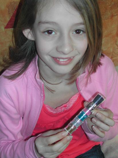 Camille avec son pinceau a paillettes qu'elle a gagnée sur concoursgagnants.fr !!